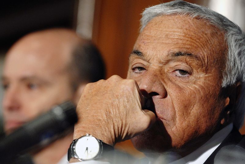 © Reuters. Angelo Mozilo, chairman and chief executive of Countrywide Financial, sits on a panel of experts at a national housing summit held by the Office of Thrift Supervision in Washington in this December 3, 2007 file photo. REUTERS/Jonathan Ernst/Files