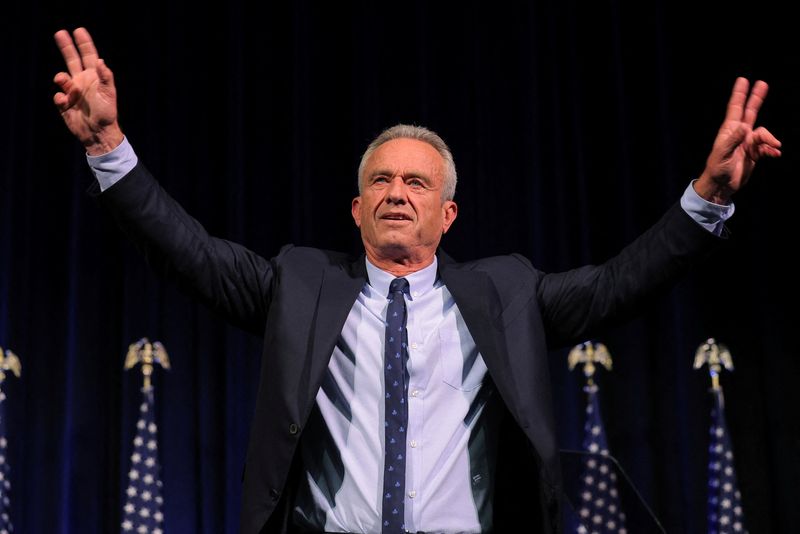 &copy; Reuters. El precandidato presidencial demócrata Robert F. Kennedy Jr. saluda al público tras pronunciar un discurso sobre política exterior en St. Anselm College de Manchester, New Hampshire, EEUU, 20 de junio de 2023. REUTERS/Brian Snyder/File Photo