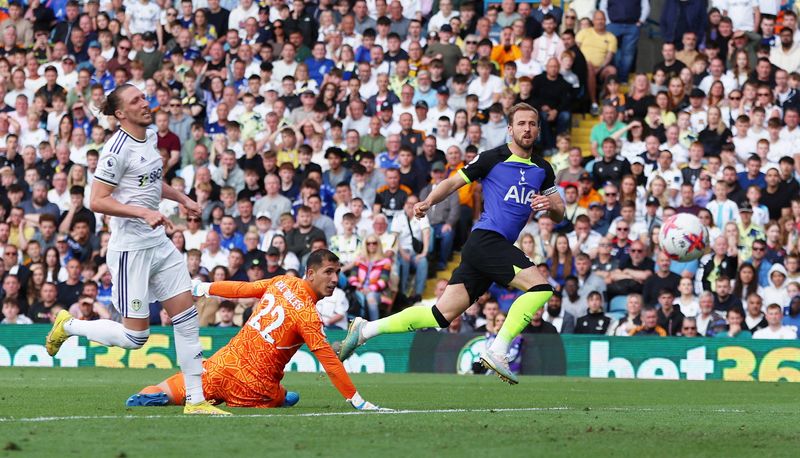 &copy; Reuters. Leeds United, de uniforme branco, em partida contra o Tottenham
28/05/2023
Action Images via Reuters/Lee Smith