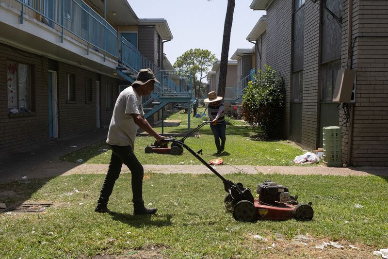 &copy; Reuters. Workers mow the grass at an apartment complex during hot weather in Houston, Texas, U.S., July 17, 2023.  REUTERS/Adrees Latif