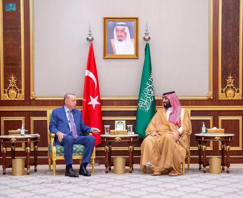 © Reuters. ولي العهد السعودي الأمير محمد بن سلمان يجتمع مع الرئيس التركي رجب طيب أردوغان في جدة بالسعودية يوم الاثنين. صورة حصلت عليها رويترز من وكالة الأنباء السعودية.