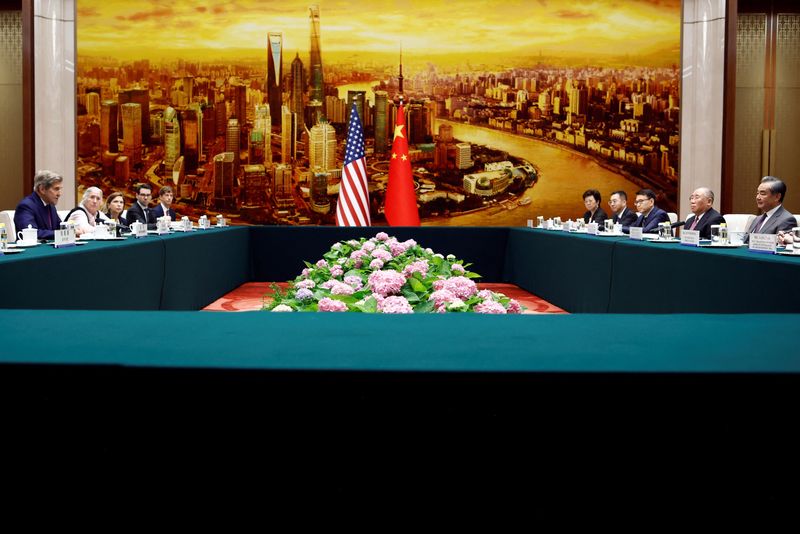 © Reuters. U.S. Special Presidential Envoy for Climate John Kerry and Chinese top diplomat Wang Yi attend a meeting at the Great Hall of the People in Beijing, China July 18, 2023. REUTERS/Florence Lo/Pool