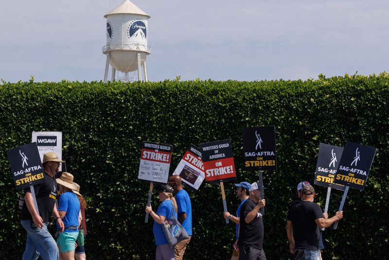 &copy; Reuters. SAG-AFTRA actors and Writers Guild of America (WGA) writers walk the picket line in front of Paramount Studios in Los Angeles, California, U.S., July 17, 2023.   REUTERS/Mike Blake