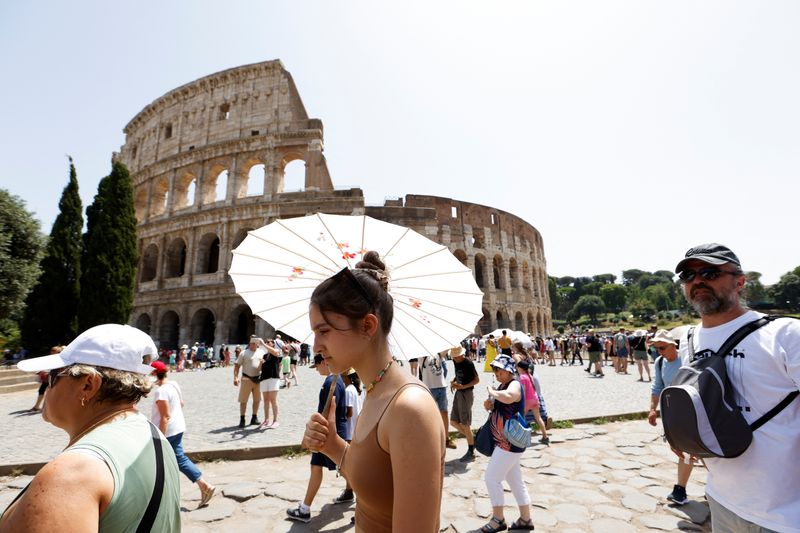 &copy; Reuters. People walk near the Colosseum during a heat wave across Italy as temperatures are expected to rise further in the coming days, in Rome, Italy July 17, 2023. REUTERS/Remo Casilli