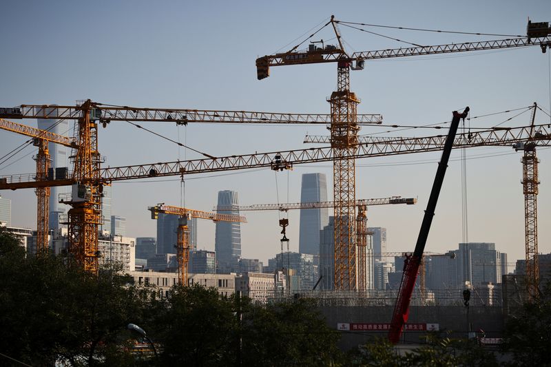 © Reuters. FILE PHOTO: A view shows cranes in front of the skyline of the Central Business District (CBD) in Beijing, China, October 18, 2021.   REUTERS/Thomas Peter/File photo