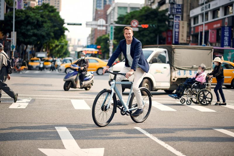 © Reuters. FILE PHOTO: Ties Carlier, co-founder of Dutch electric bike maker Vanmoof, rides a bike in this undated picture obtained by Reuters on May 13, 2020. Vanmoof/via REUTERS/File Photo