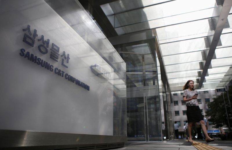 &copy; Reuters. FILE PHOTO: An employee walks past a logo of Samsung C&T Corp at the company's headquarters in Seoul, South Korea, July 16, 2015.  REUTERS/Kim Hong-Ji/File Photo