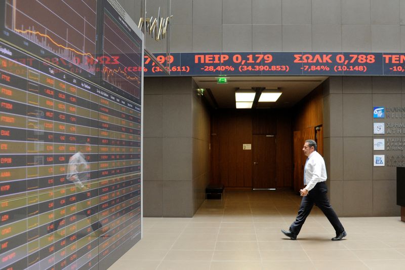 &copy; Reuters. Photo d'un trader à la Bourse d'Athènes. /Photo prise le 24 juin 2016 à Athènes, Grèce/REUTERS/Michalis Karagiannis
