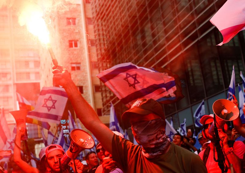 &copy; Reuters. People demonstrate on the 'Day of National Resistance' in protest against Israeli Prime Minister Benjamin Netanyahu and his nationalist coalition government's judicial overhaul, in Tel Aviv, Israel July 18, 2023. REUTERS/Corinna Kern