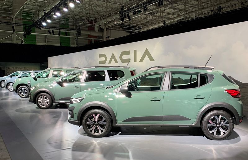 &copy; Reuters. FILE PHOTO: Dacia cars are displayed during the Brand Manifesto Dacia event at Le Bourget near Paris, France, September 13, 2022. REUTERS/Gilles Guillaume/File Photo