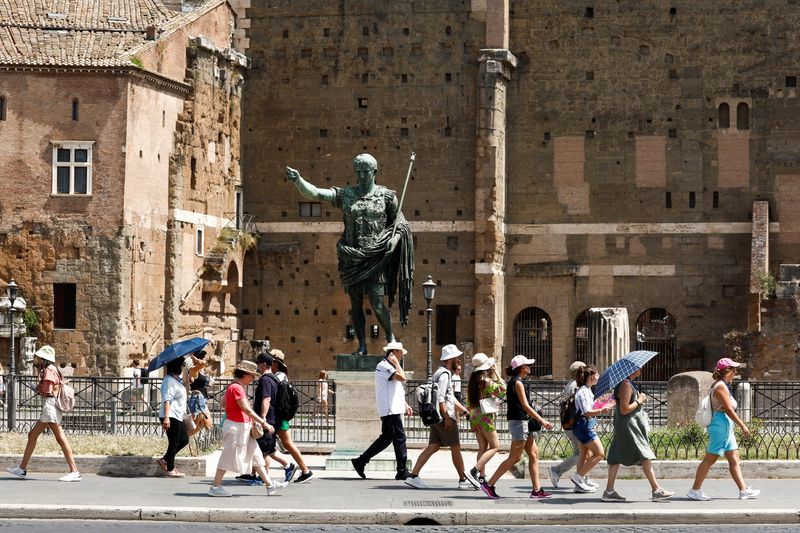 © Reuters. FILE PHOTO: People walk on Fori Imperiali during a heat wave across Italy as temperatures are expected to rise further in the coming days, in Rome, Italy July 17, 2023. REUTERS/Remo Casilli/File Photo