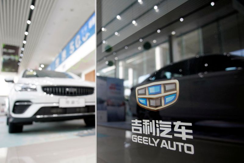 © Reuters. FILE PHOTO: The Geely logo is seen at a car dealership in Shanghai, China August 17, 2021. REUTERS/Aly Song/File Photo