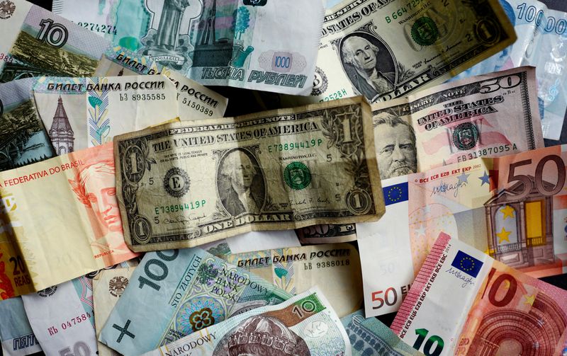 &copy; Reuters. Photo de billets de banque de différentes devises. /Photo prise le 7 mai 2017/REUTERS/Kai Pfaffenbach