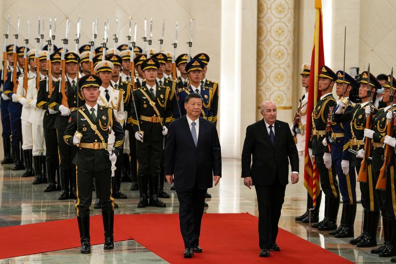 &copy; Reuters. الرئيسان الصيني شي جين بينغ والجزائري عبد المجيد تبون خلال مراسم استقبال رسمية في قاعة الشعب الكبرى ببكين يوم الثلاثاء. صورة لرويترز من ممث