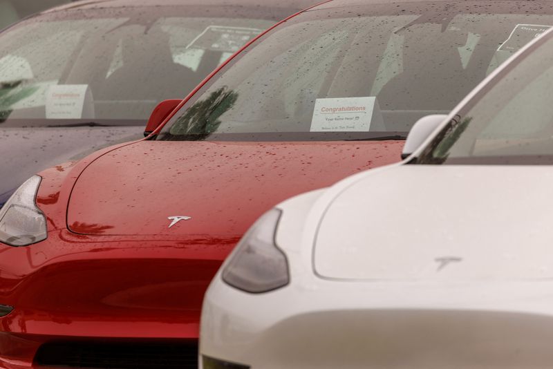 &copy; Reuters. FILE PHOTO: Tesla Model 3 vehicles are shown for sale at a Tesla facility in Long Beach, California, U.S., May 22, 2023. REUTERS/Mike Blake/File Photo