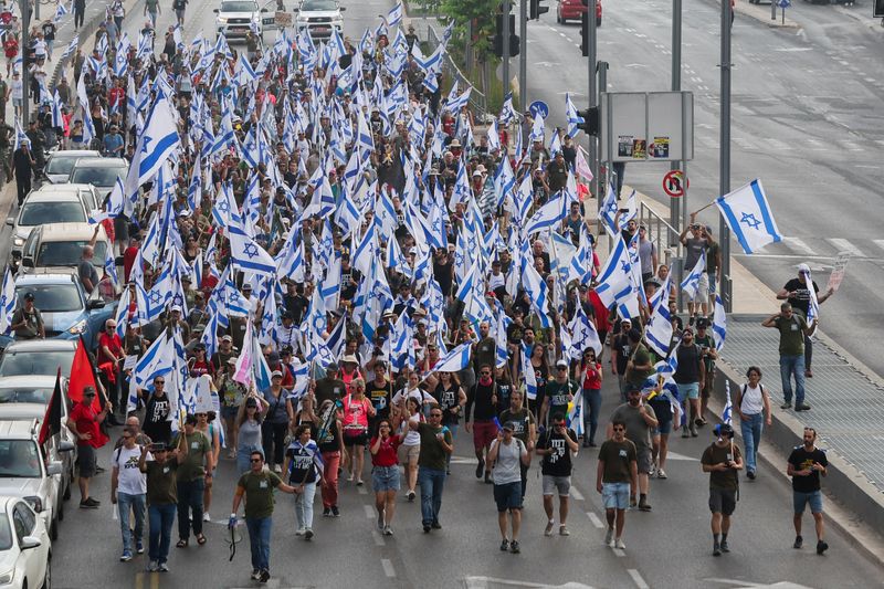 &copy; Reuters. محتجون يتظاهرون ضد رئيس الوزراء الإسرائيلي بنيامين نتنياهو والتعديل على النظام القضائي في تل أبيب يوم الثلاثاء. تصوير: نير إلياس - رويترز.