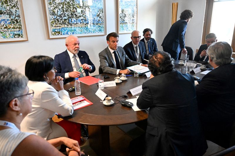 &copy; Reuters. Il presidente francese Emmanuel Macron parla con la vicepresidente del Venezuela Delcy Rodriguez, il presidente del Brasile Luiz Inacio Lula da Silva, il presdente della Colombia Gustavo Petro e il presidente dell'Argentina Alberto Fernandez durante un in