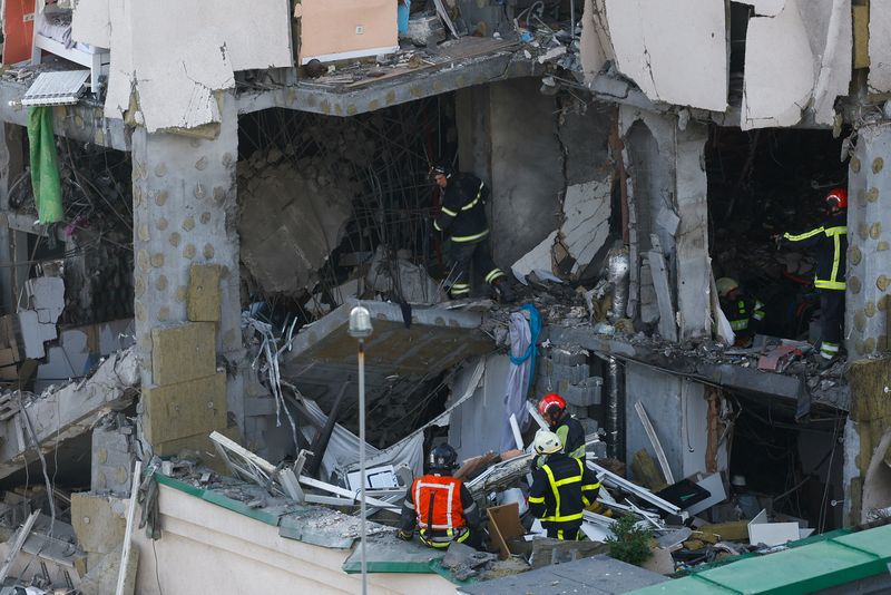 &copy; Reuters. Equipes de resgate trabalham em escombros de prédio atingido por ataques russos em Kiev
24/06/2023. REUTERS/Valentyn Ogirenko
