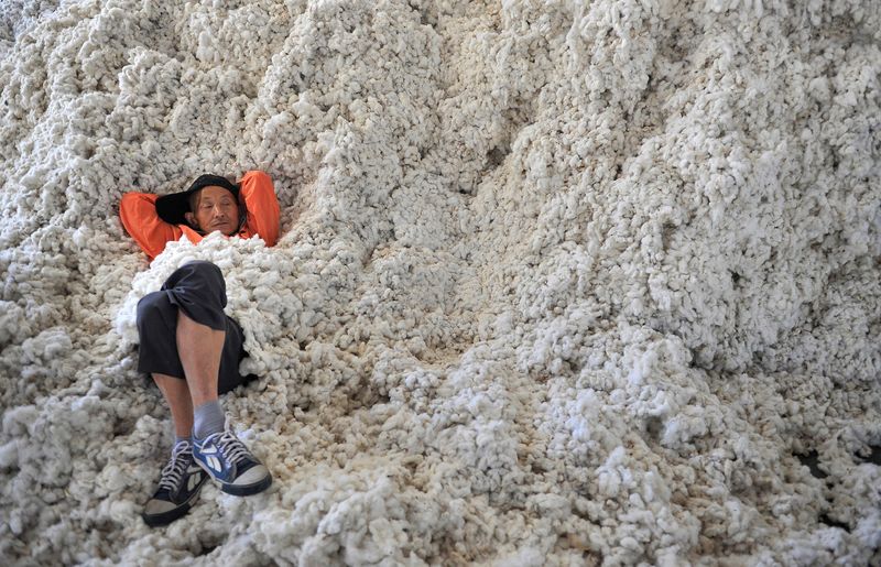 &copy; Reuters. Trabalhador descansa em pilha de algodão em fábrica na China