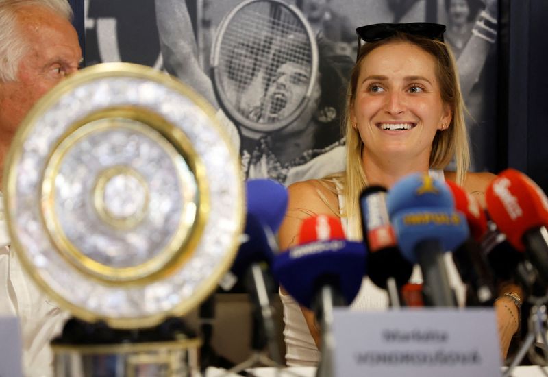 &copy; Reuters. لاعبة التنس التشيكية ماركيتا فوندروسوفا في مؤتمر صحفي يوم الثلاثاء في براج. رويترز