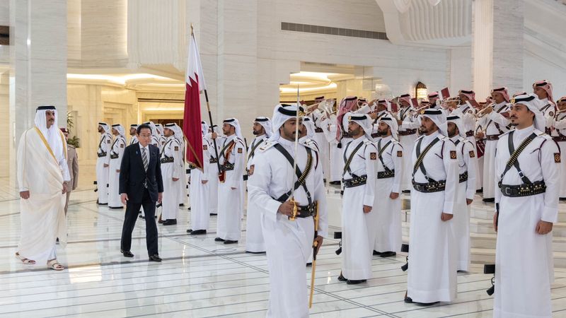 © Reuters. أمير قطر الشيخ تميم بن حمد آل ثاني يستقبل رئيس وزراء اليابان فوميو كيشيدا في الدوحة يوم الثلاثاء. صورة للديوان الأميري حصلت عليها رويترز من طرف ثالث