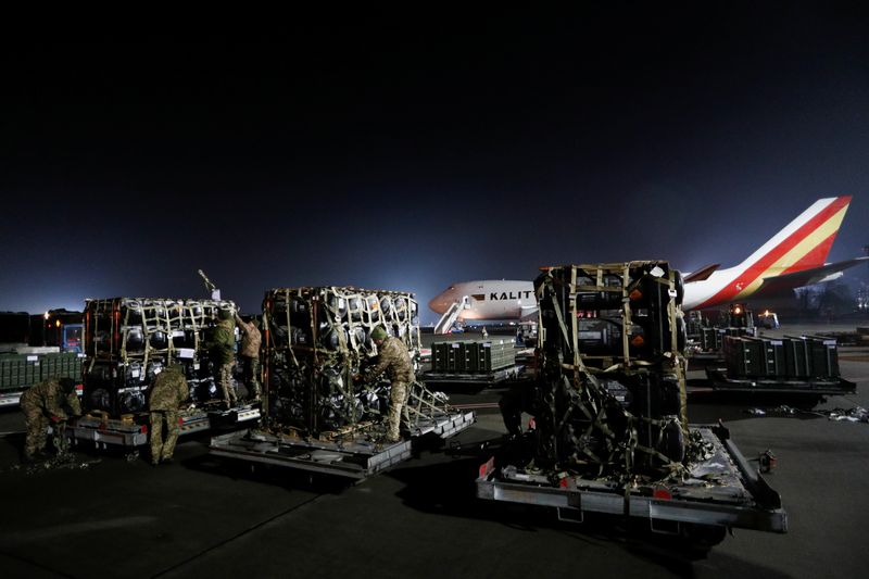 © Reuters. FILE PHOTO: Ukrainian service members unpack Javelin anti-tank missiles, delivered by plane as part of the U.S. military support package for Ukraine, at the Boryspil International Airport outside Kyiv, Ukraine February 10, 2022.  REUTERS/Valentyn Ogirenko/File Photo