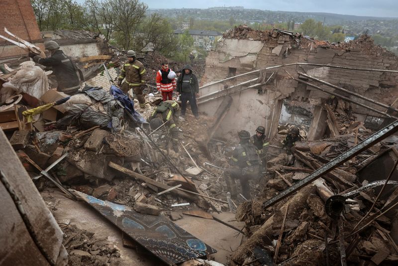 &copy; Reuters. عمال إنقاذ ينتشلون الجثث بعد قصف روسي على مدينة كوبيانسك يوم 25 أبريل نيسان 2023. رويترز