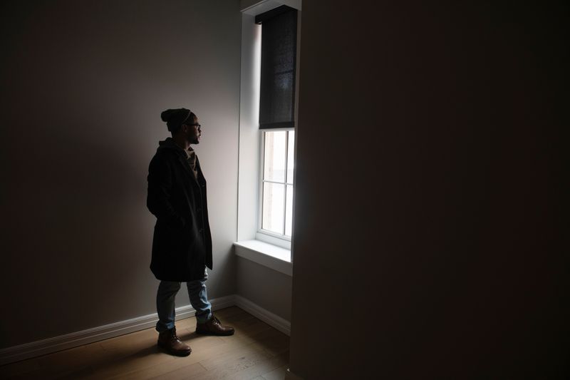 &copy; Reuters. Un homme dans un nouvel appartement à Erie, Pennsylvanie, États-Unis/Photo prise le 8 février 2022/REUTERS/Stephanie Strasburg