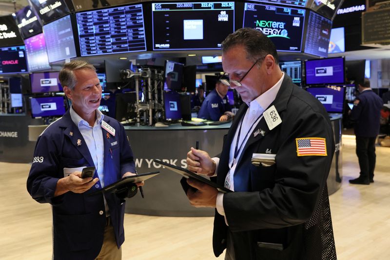 &copy; Reuters. FOTO DE ARCHIVO. Operadores trabajan en el piso de la Bolsa de Valores de Nueva York (NYSE) en la ciudad de Nueva York, EEUU, 12 de julio de 2023.  REUTERS/Brendan McDermid