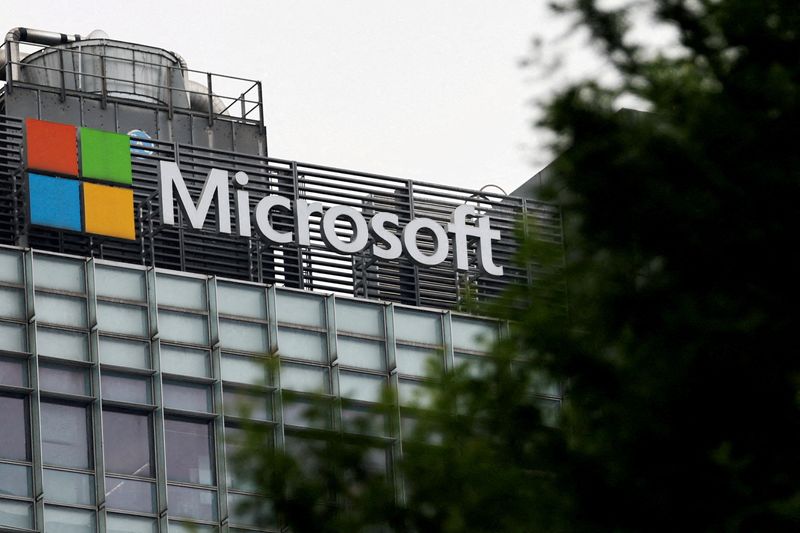 &copy; Reuters. FILE PHOTO: Logo of Microsoft is pictured on its office building in Beijing, China May 25, 2023. REUTERS/Tingshu Wang//File Photo