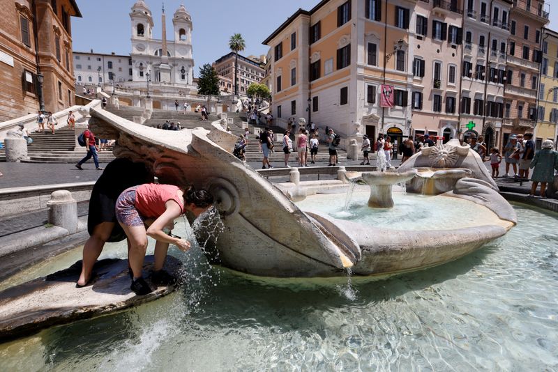 &copy; Reuters. Le persone si rinfrescano vicino a Piazza di Spagna, durante l'ondata di caldo in Italia, Roma,18 luglio 2023. REUTERS/Remo Casilli