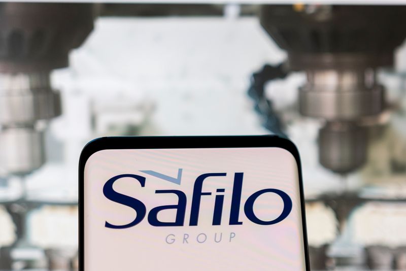 &copy; Reuters. Il logo di Safilo su uno smartphone. REUTERS/Dado Ruvic