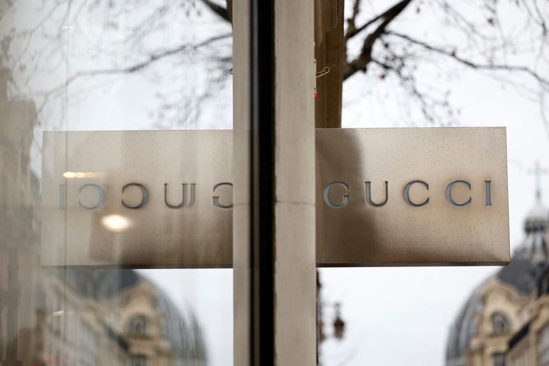 © Reuters. Un logo Gucci devant une boutique à Paris, France. /Photo prise le 27 janvier 2023/REUTERS/Sarah Meyssonnier