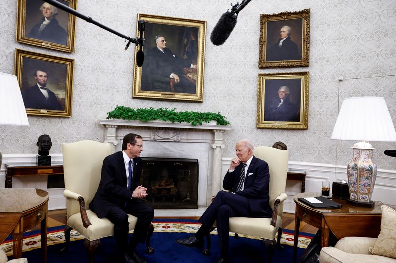 &copy; Reuters. الرئيس الإسرائيلي إسحق هرتسوج يلتقي الرئيس الأمريكي جو بايدن في المكتب البيضاوي بالبيت الأبيض في واشنطن يوم الثلاثاء. تصوير: إيفلين هوكستي