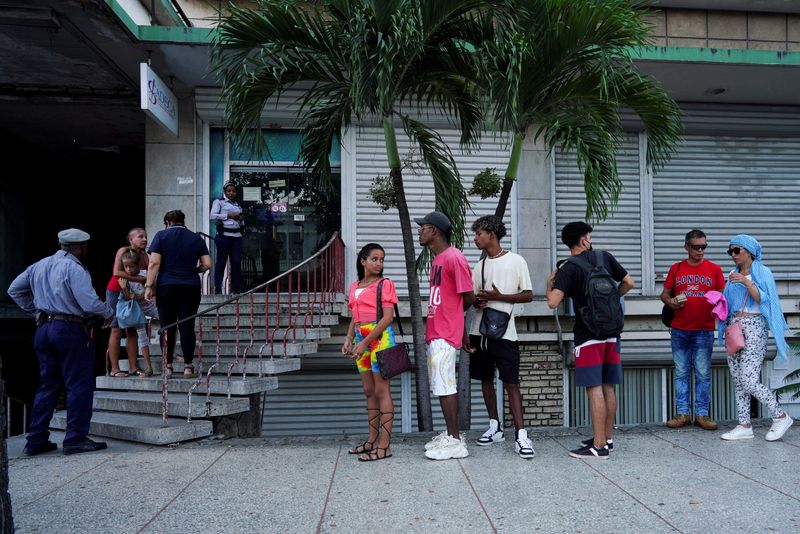 &copy; Reuters. People wait in line to buy foreign currency in Havana, Cuba, September 7, 2022. REUTERS/Alexandre Meneghini