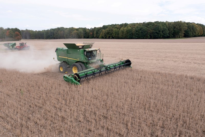 &copy; Reuters. Imagen de archivo. Una vista aérea de una cosechadora mientras cosecha soja en Deerfield, Ohio, EE. UU. 7 de octubre de 2021. REUTERS/Dane Rhys
