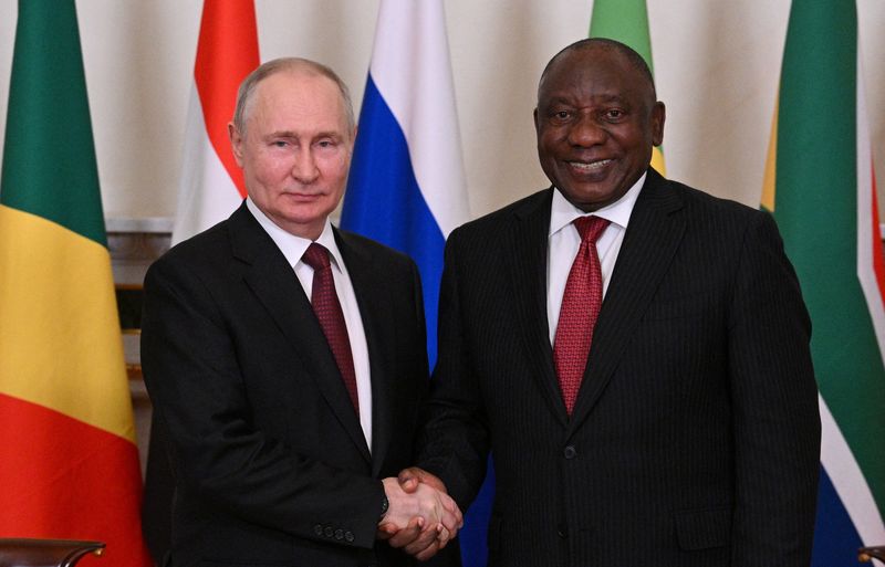 &copy; Reuters. لقاء بين رئيس جنوب أفريقيا سيريل رامابوسا والرئيس الروسي فلاديمير بوتين في سان بطرسبرج يوم 17 يونيو حزيران 2023. صورة لوكالة ريا نوفوستي حصلت ع