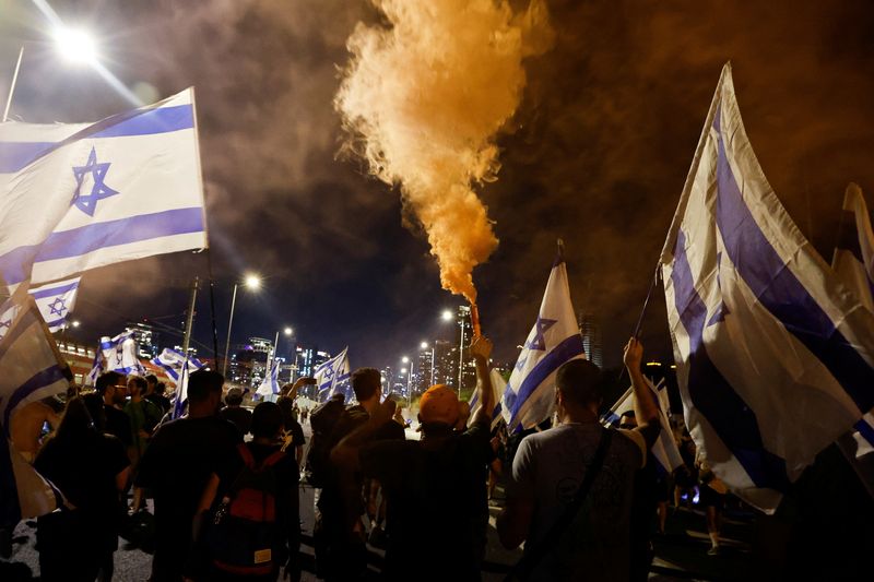 © Reuters. People demonstrate on the highway on the 'Day of National Resistance' in protest against Israeli Prime Minister Benjamin Netanyahu and his nationalist coalition government's judicial overhaul, in Tel Aviv, Israel July 18, 2023. REUTERS/Ammar Awad