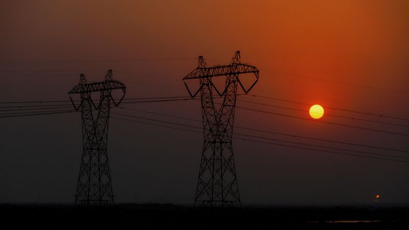 &copy; Reuters. Power poles and power lines are pictured in Basra, Iraq August 20, 2021.  REUTERS/Essam al-Sudani