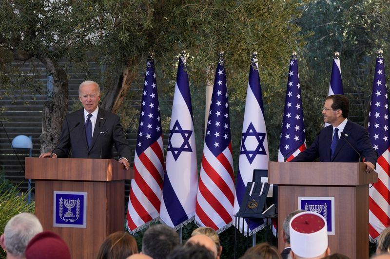 &copy; Reuters. الرئيس الأمريكي جو بايدن ونظيره الإسرائيلي إسحق هرتسوج خلال اجتماع بالقصر الرئاسي في القدس يوم 14 يوليو تموز 2022. صورة لرويترز من ممثل لوكالا
