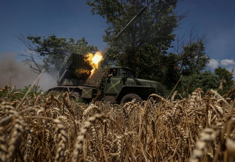 © Reuters. Ukrainian servicemen of the 59th Separate Motorised Infantry Brigade of the Armed Forces of Ukraine fire a BM-21 Grad multiple launch rocket system toward Russian troops near a front line near the town of Avdiivka, Donetsk region, Ukraine, July 18, 2023. REUTERS/Sofiia Gatilova