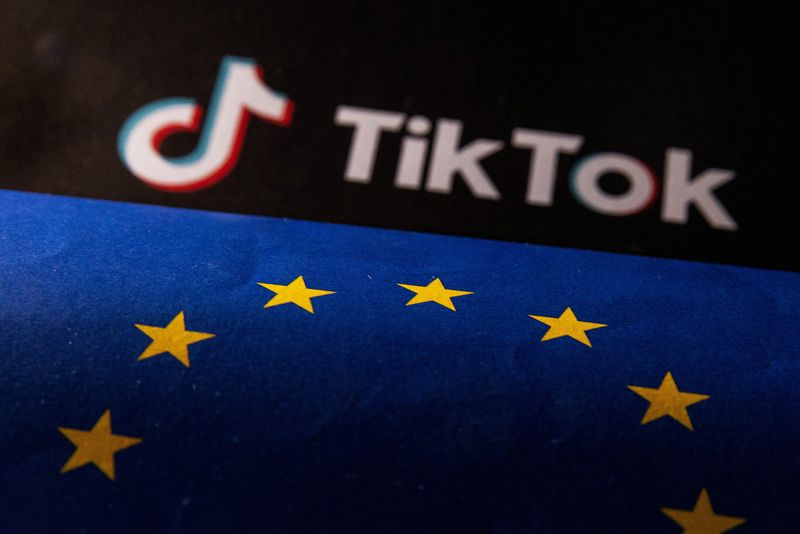 &copy; Reuters. Ilustração com logo do TikTok e bandeira da UE
2/6/2023 REUTERS/Dado Ruvic/Ilustração/Arquivo