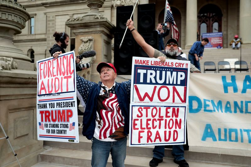 &copy; Reuters. Apoiadores do ex-presidente dos EUA Donald Trump se reúnem do lado de fora do Capitólio do Estado de Michigan para exigir uma auditoria dos votos de 2020, em Lansing
12/10/2020
REUTERS/Rebecca Cook