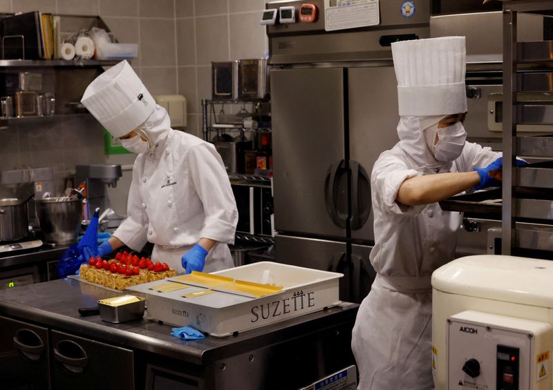 &copy; Reuters. FILE PHOTO: Employees of Suzette Holdings Co prepare cakes at a shop in Tokyo, Japan April 27, 2023. REUTERS/Kim Kyung-Hoon/File Photo