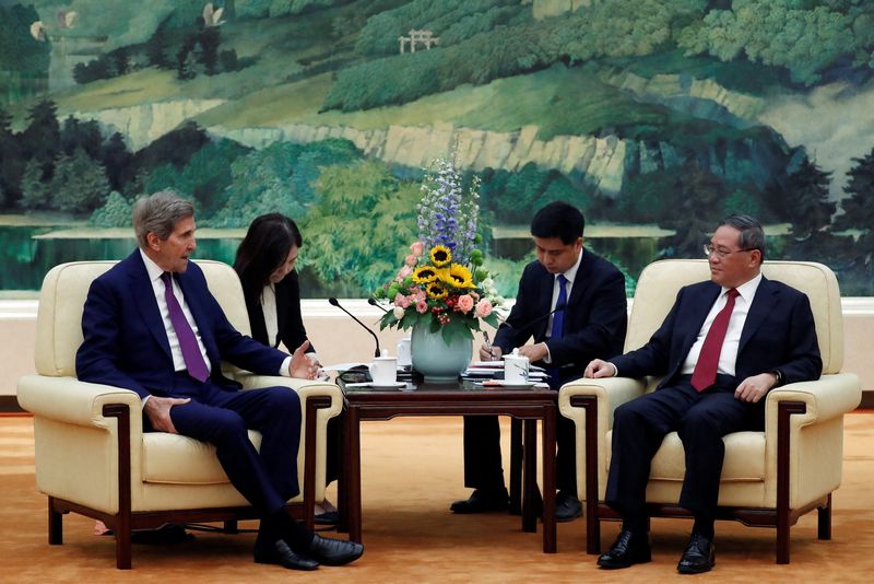 &copy; Reuters. FILE PHOTO: U.S. Special Presidential Envoy for Climate John Kerry and Chinese Premier Li Qiang attend a meeting at the Great Hall of the People in Beijing, China July 18, 2023. REUTERS/Florence Lo/Pool