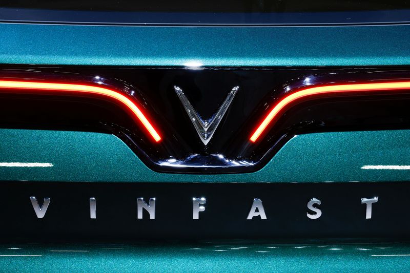 &copy; Reuters. FILE PHOTO-The logo of VinFast is pictured at the 2022 Paris Auto Show in Paris, France October 17, 2022. REUTERS/Stephane Mahe/File photo