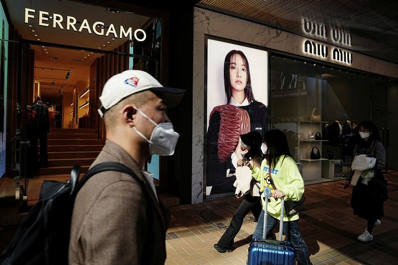 © Reuters. FILE PHOTO: Shoppers walk past luxury stores at Tsim Sha Tsui district in Hong Kong, China February 15, 2023. REUTERS/Lam Yik/File Photo