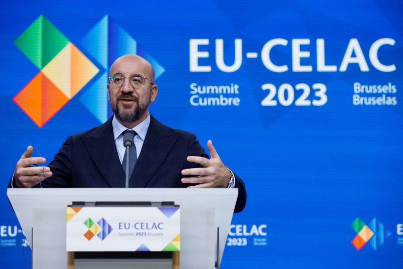 &copy; Reuters. 　７月１８日、ブリュッセルで開かれた欧州連合（ＥＵ）と中南米カリブ海諸国共同体（ＣＥＬＡＣ）の首脳会議は１８日、政治・経済協力の強化を盛り込んだ宣言を採択した。写真は首脳