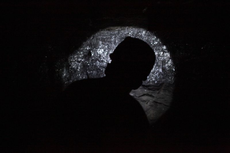 &copy; Reuters. FOTO DE ARCHIVO: Un minero apunta con su faro a una pared dentro de una mina de carbón en Sabinas. 15 de enero de 2013. REUTERS/Daniel Becerril