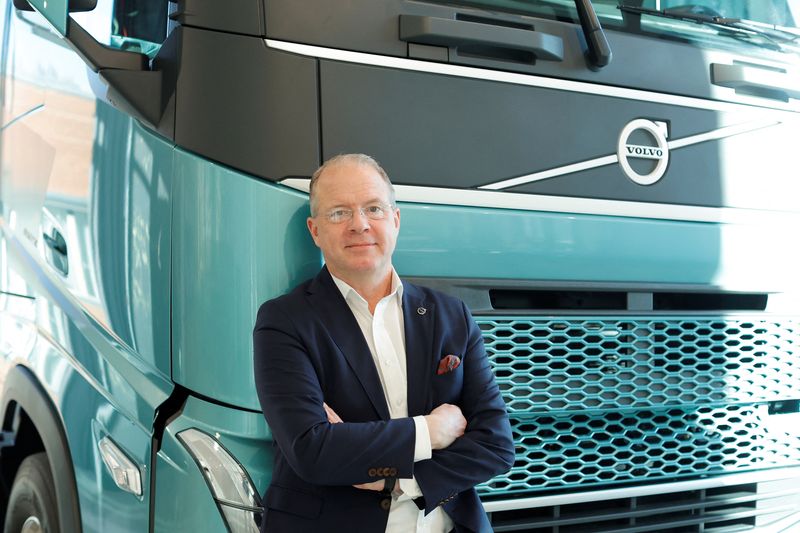 &copy; Reuters. FILE PHOTO-President and CEO of AB Volvo Martin Lundstedt stands in front of a Volvo truck, on the occasion of the publication of an interim report, in Gothenburg, Sweden, April 20, 2023. TT News Agency/Adam Ihse via REUTERS/File Photo